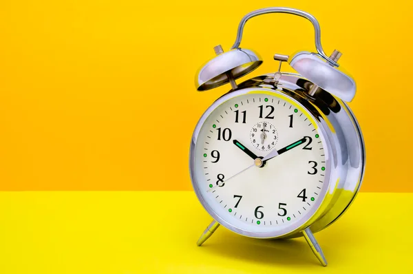 Relógio de alarme - fundo laranja e amarelo — Fotografia de Stock