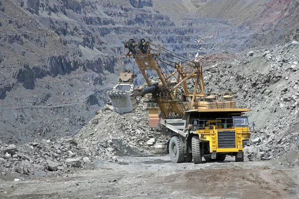 Chargement du minerai dans le camion — Photo