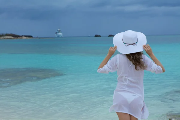 Vrouw met witte hoed op de Bahama's strand — Stockfoto