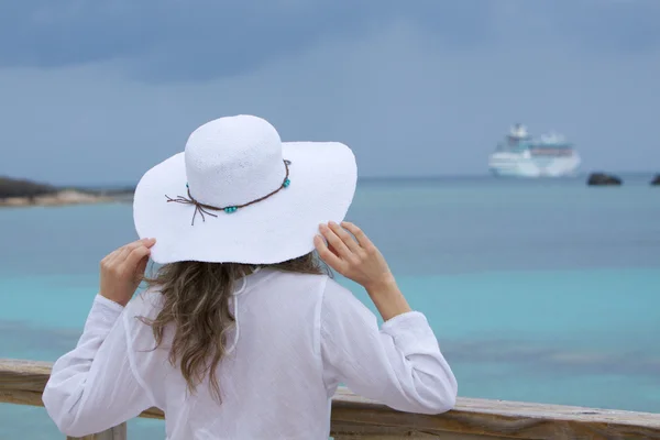 Young woman looking at the cruise ship — Stock Photo, Image