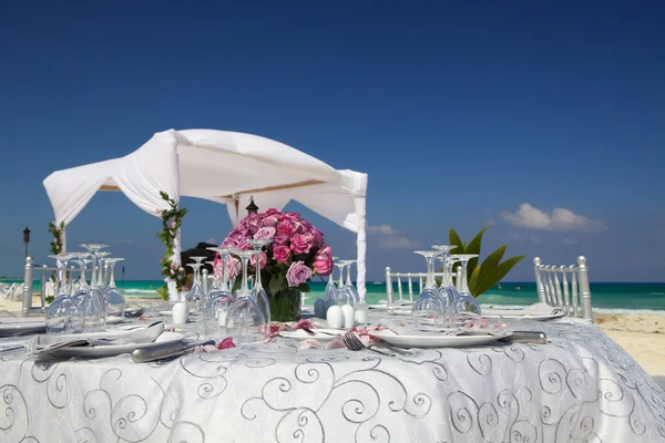 Matrimonio su una spiaggia in un resort tropicale . — Foto Stock