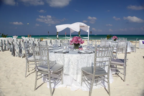 Bröllop inställning på tropisk ö stranden Stockfoto