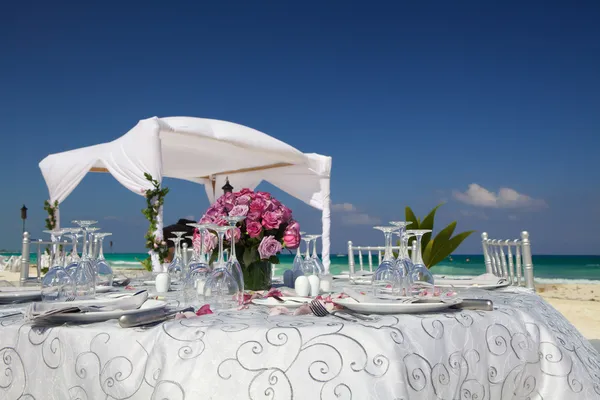 Bröllop på en strand i en tropic resort. Stockbild