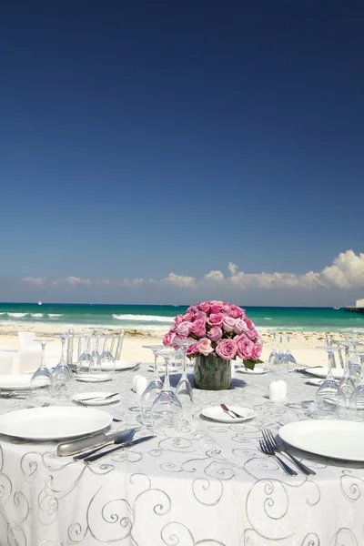Hochzeitstisch mit Rosenstrauß — Stockfoto