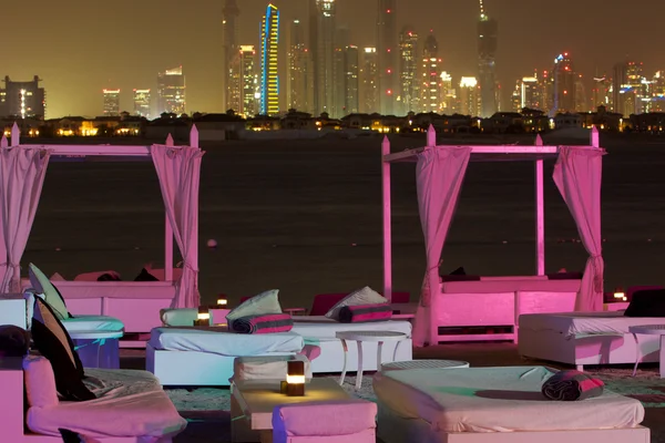 Παραλία με χρωματιστά μαξιλάρι και Ντουμπάι στο παρασκήνιο. — Φωτογραφία Αρχείου