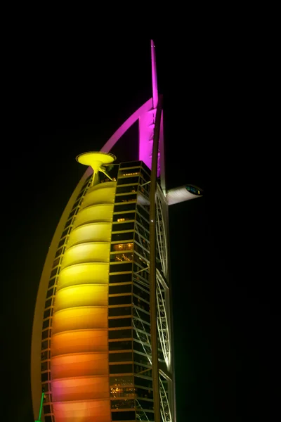 Vista panorâmica de Burj Al árabe colorido iluminado  . Imagem De Stock