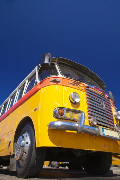 Желтый старый автобус — стоковое фото