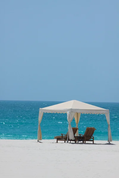 Vita lusthuset på en beach resort — Stockfoto