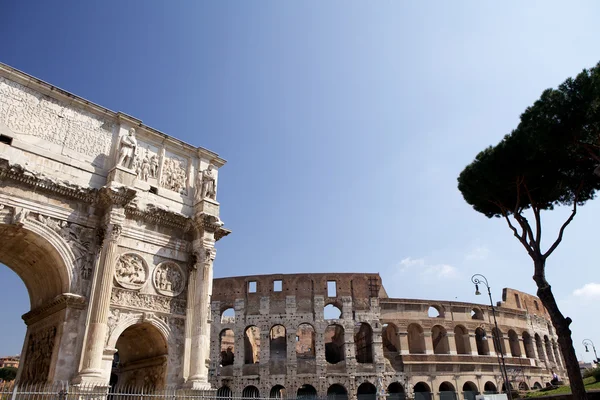 Costantin arc and colosseum on background — Stock Photo, Image