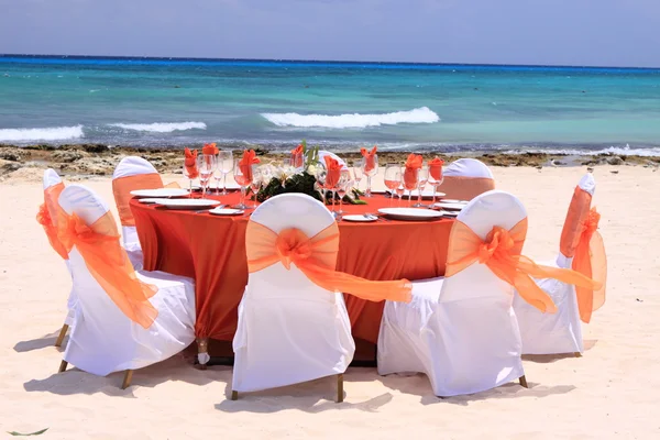 Tabel op het strand voor bruiloft — Stockfoto