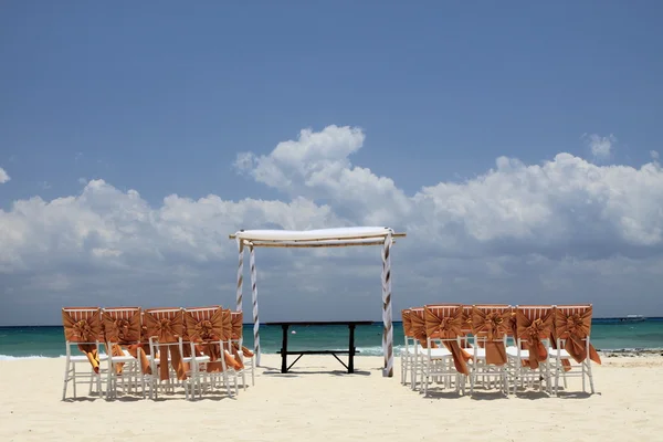 Strand bruiloft met stoelen — Stockfoto