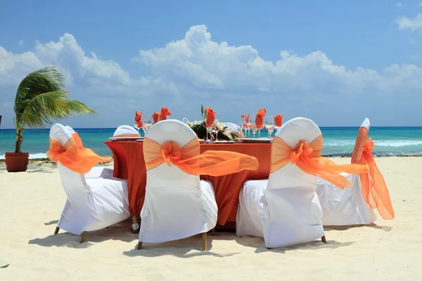 Bröllop på en strand i en tropic resort. Royaltyfria Stockfoton