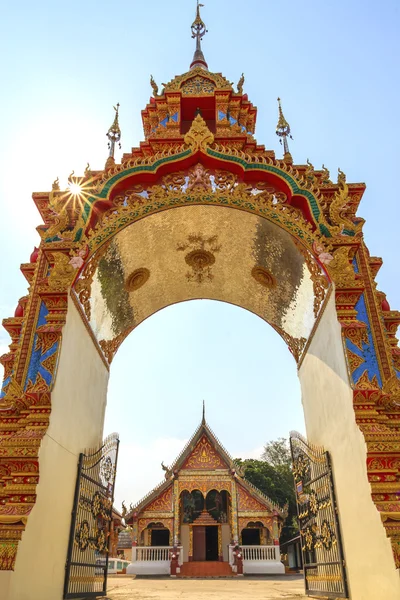 Hermosa puerta templo tailandés . —  Fotos de Stock