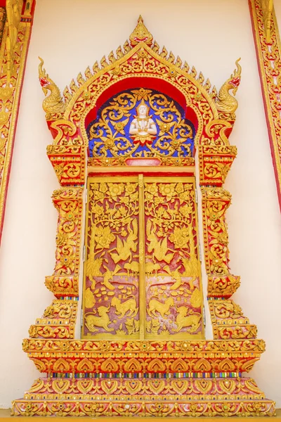 Inheemse Thaise stijl houtsnijwerk venster. — Stockfoto