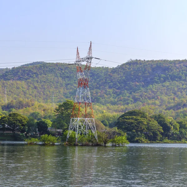 Hoogspannings towers. transmissie van elektriciteit van de dam. — Stockfoto