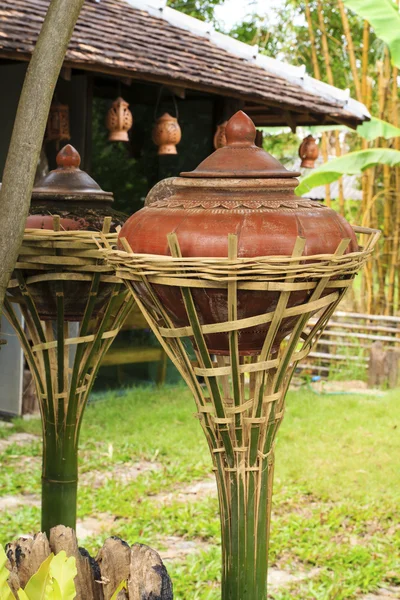 Pot d'argile sur l'eau potable est le mode de vie thaïlandais . — Photo