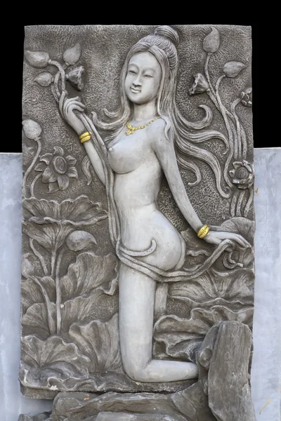 Красивая женская скульптура в парке . — стоковое фото