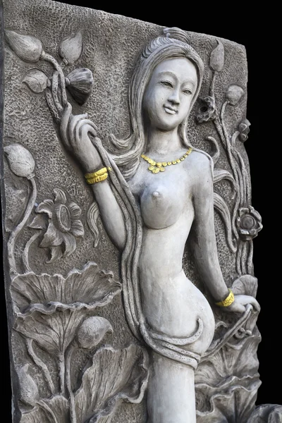 Schöne weibliche Skulptur im Park. — Stockfoto