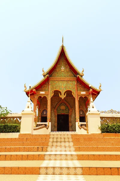 De gouden tempel. gebouwd op een berg in thailand. — Stockfoto