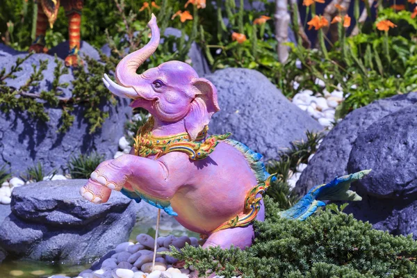 Kunchorn Vary escultura, elefante en la literatura tailandesa . — Foto de Stock