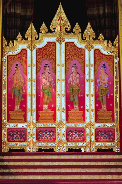 Kunst patroon op de houten deur in Thaise tempel — Stockfoto