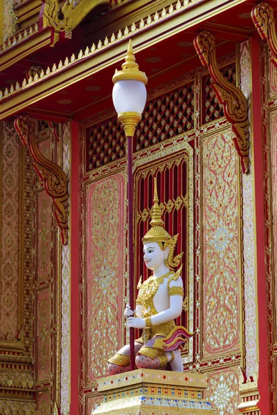 Ângulo de estátua no templo tailandês — Fotografia de Stock