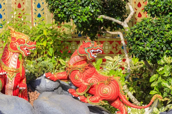 Statues d'animaux lion dans la littérature thaïlandaise . — Photo
