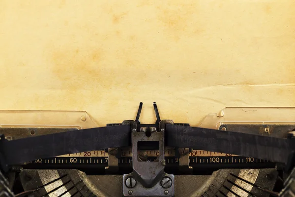 Alte Schreibmaschine mit Papier Stockbild