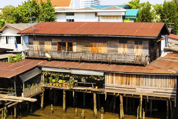 Oude houten huizen naast de chao phraya-rivier. Bangkok, thailan — Stockfoto