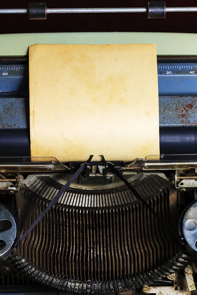 Стара друкарська машинка з папером — стокове фото