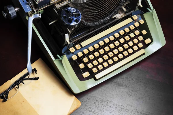 Gammel skrivemaskine og gammel bog på bordet . - Stock-foto