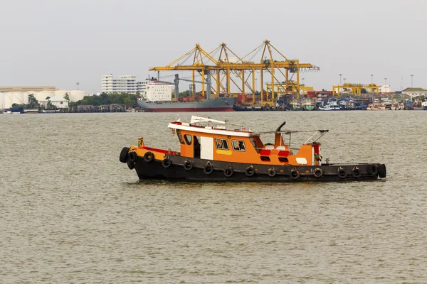Sleepboot boot in de haven stad van thailand — Stockfoto