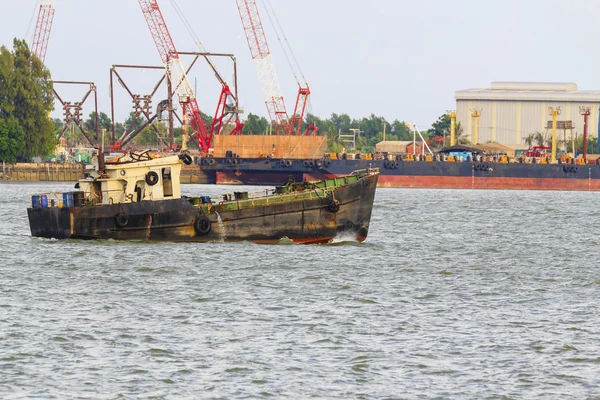 Oude sleepboot boot in de haven stad van thailand — Stockfoto