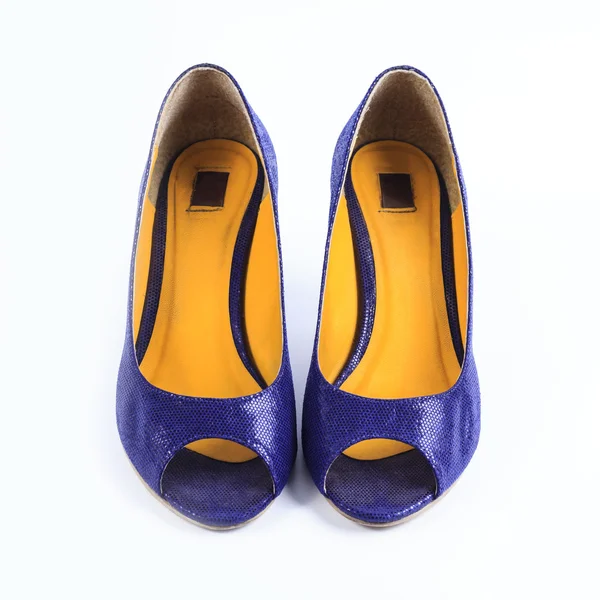 Фиолетовые туфли на белом фоне — стоковое фото