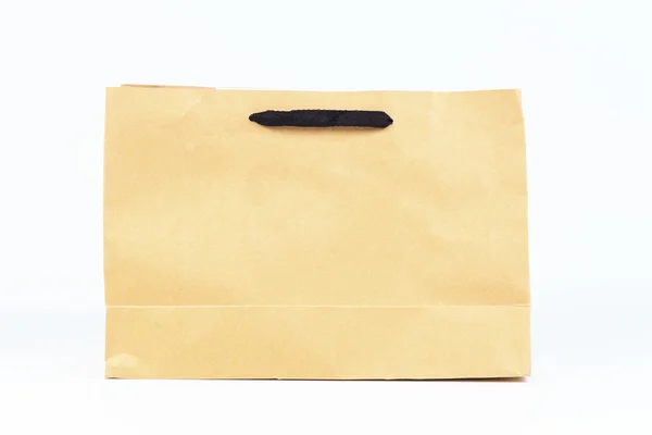 白色背景下隔离的空白褐色纸袋 — 图库照片