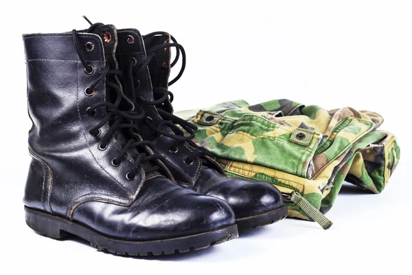 Militärische Tarnuniformen und Stiefel durch Einsatz. — Stockfoto
