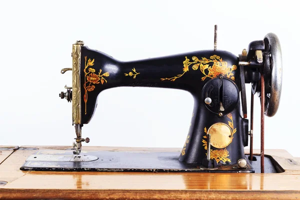 Старая швейная машинка на белом фоне — стоковое фото