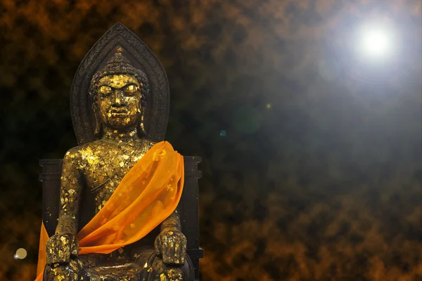 Ilustração de Buda escultura dourada no fundo de poeira espacial — Fotografia de Stock
