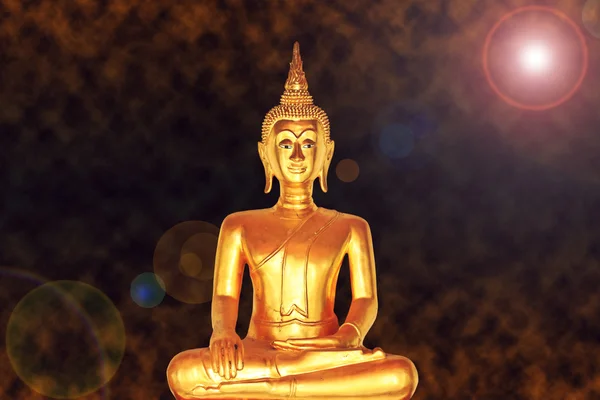 Иллюстрация золотой скульптуры Будды на фоне космической пыли — стоковое фото