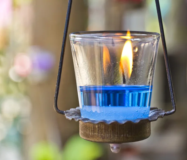 Calmare i nervi con la candela aromatica blu nella spa . — Foto Stock