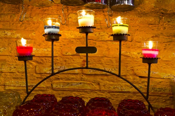 Uspokajający nerwy z kolorów aromatyczne świeczki w spa — Zdjęcie stockowe