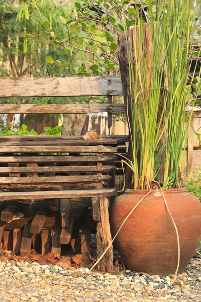 Una panca e una pentola di legno — Foto Stock