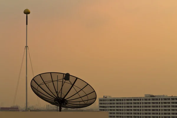 Satélite de comunicación contra el hermoso cielo al atardecer, silueta — Foto de Stock