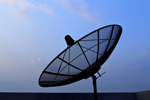 Antena satelitarna w błękitne niebo — Zdjęcie stockowe