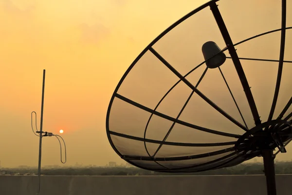 Satellietschotel bij zonsondergang — Stockfoto