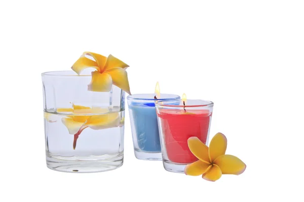 Spa con flores de frangipani vela y vaso aislado ba blanco —  Fotos de Stock