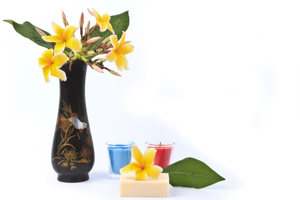 Blumen in Vasen, Seife und Kerzen im Wellnessbereich. — Stockfoto