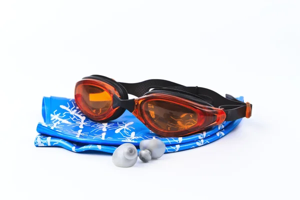 Óculos de natação laranja com um fundo branco . — Fotografia de Stock