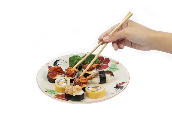 Sushi dengan sumpit, dipilih dengan tangan . — Stok Foto