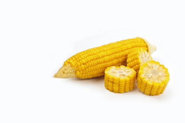 Nasekané vařené kukuřice. izolované na bílém. — Stock fotografie